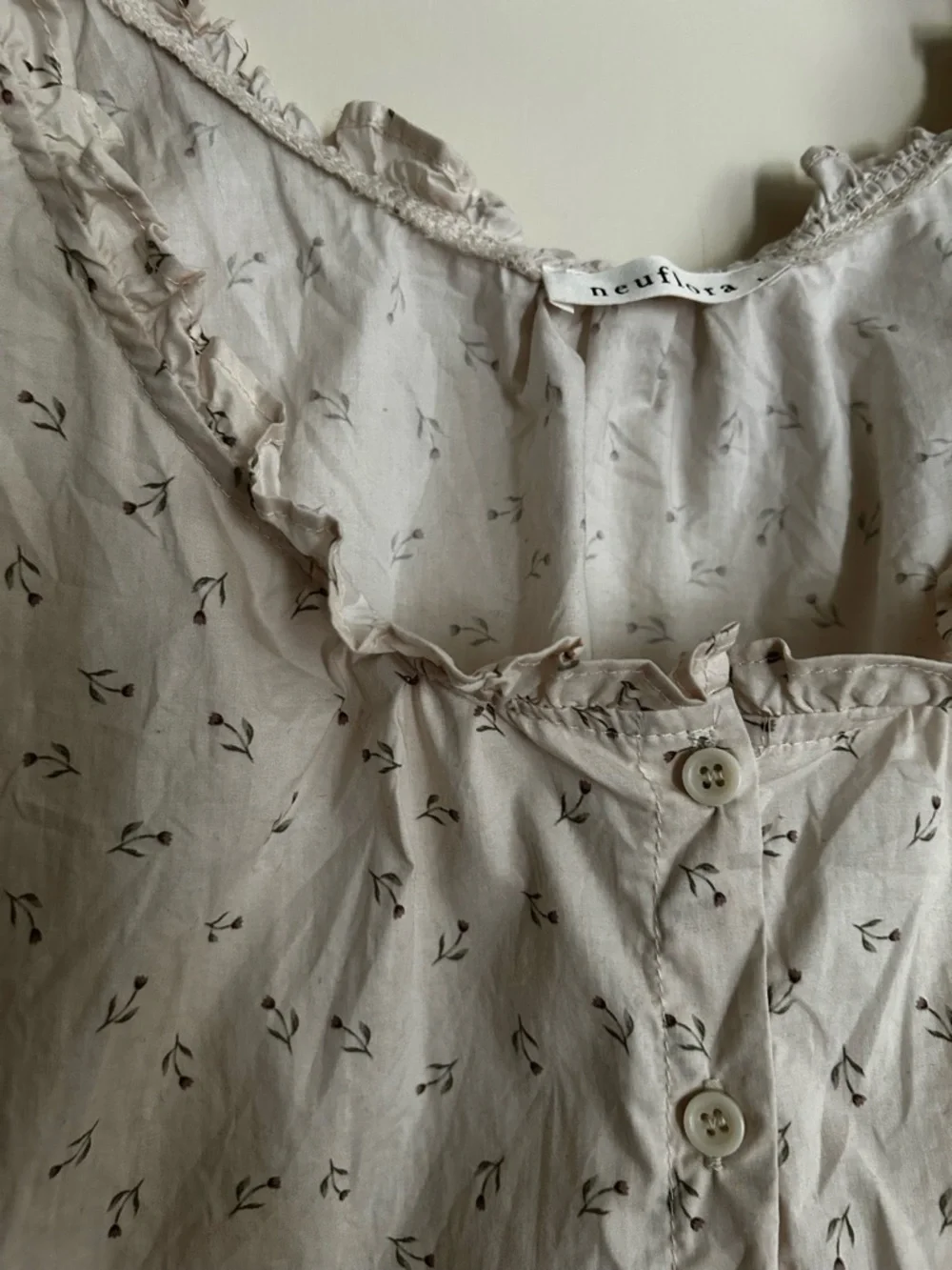 Cream Ruffled Button-Front Crop Tank - Picture 4 of 4